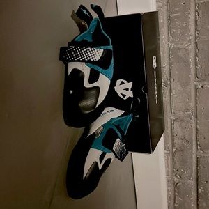 BRAND NEW Evolv women’s zenist rock climbing shoe size 8.5